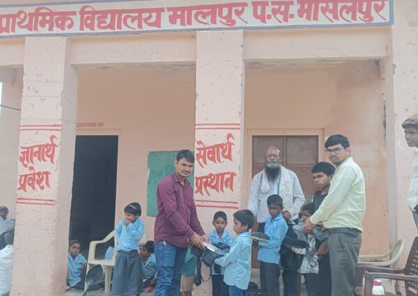 Daang Vikas Sansthan Distributes Study Kits to Poor Students in Kasara