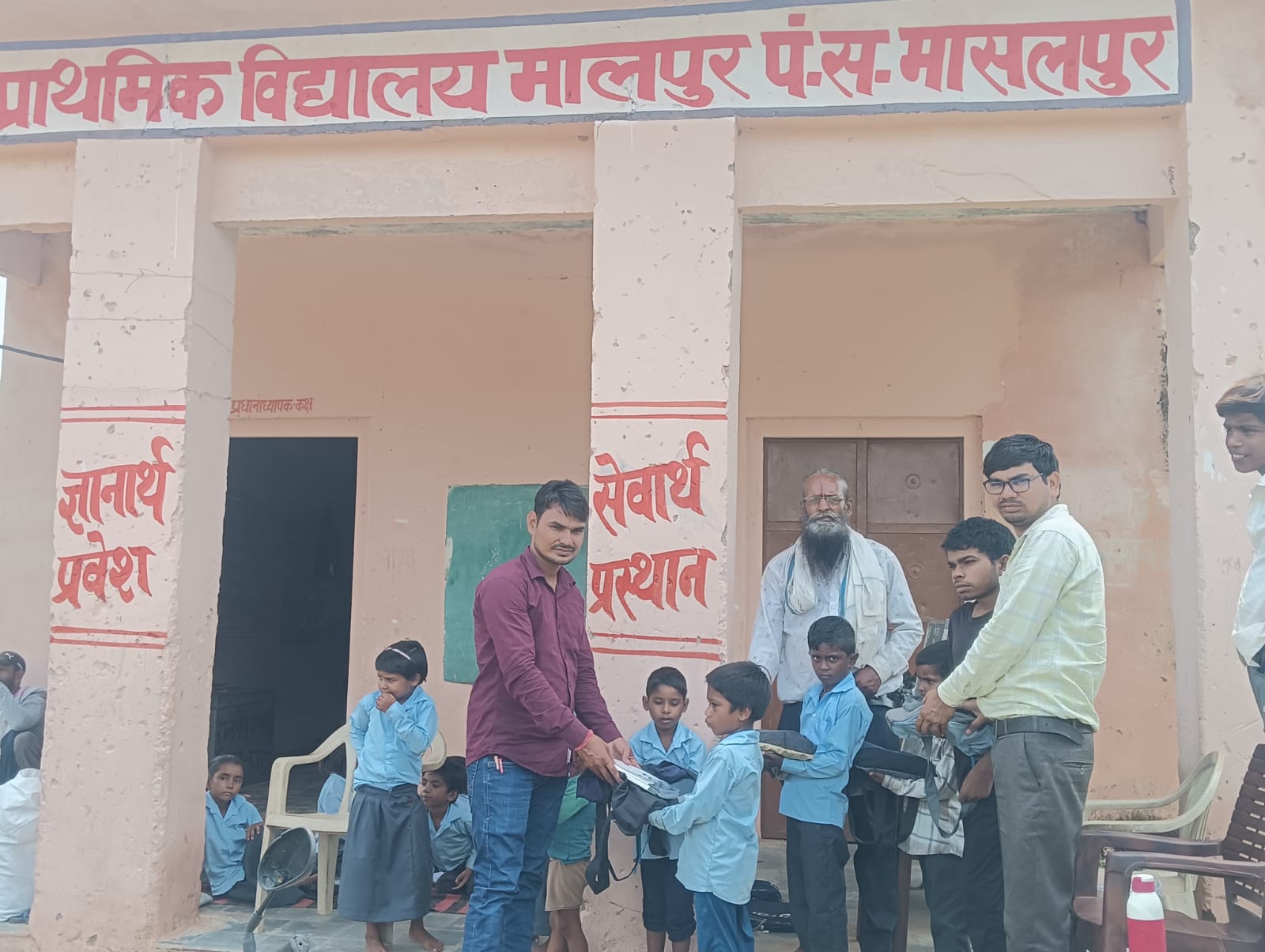 Daang Vikas Sansthan Distributes Study Kits to Poor Students in Kasara