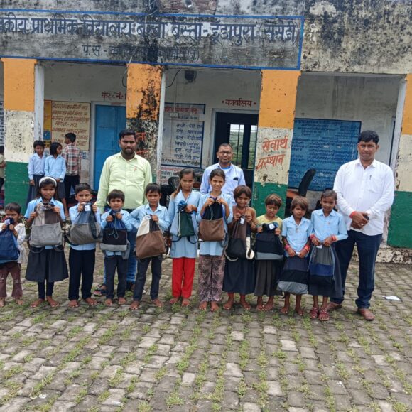 Daang Vikas Sansthan Extends Educational Aid to 7 Students in Sakalupura