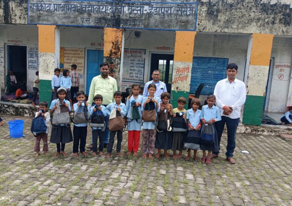 Daang Vikas Sansthan Extends Educational Aid to 7 Students in Sakalupura